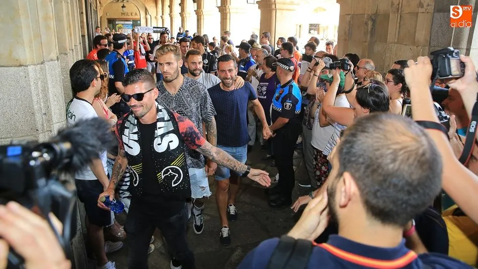 Razvan se dispone a entrar al Ayuntamiento por delante de Chuchi, Flórez y López. Foto: Alberto Martín