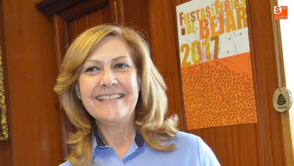 La Concejala de Festejos junto al cartel ganador del año pasado