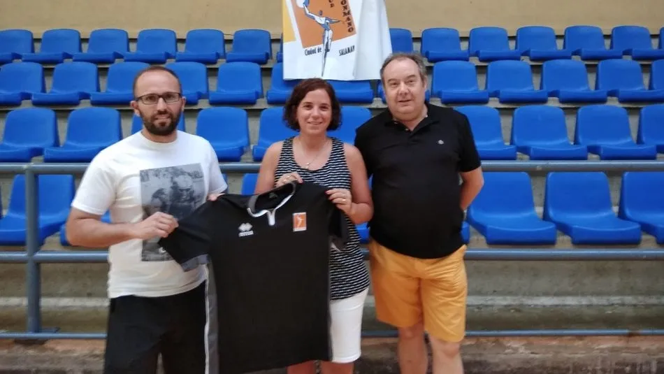 Vieira, junto a la directora técnica del club, Nuria Suárez, y al presidente, Carlos Prieto.
