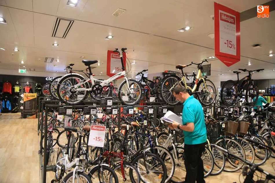 Foto 10 - As&iacute; se preparan las rebajas en El Corte Ingl&eacute;s de Salamanca