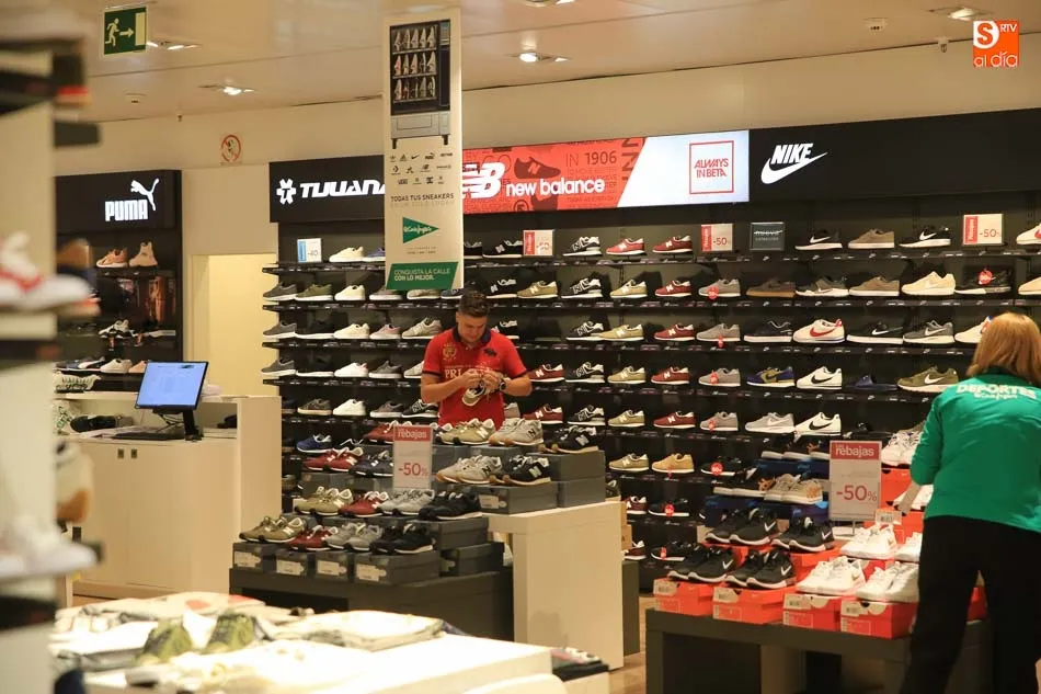 Foto 8 - As&iacute; se preparan las rebajas en El Corte Ingl&eacute;s de Salamanca