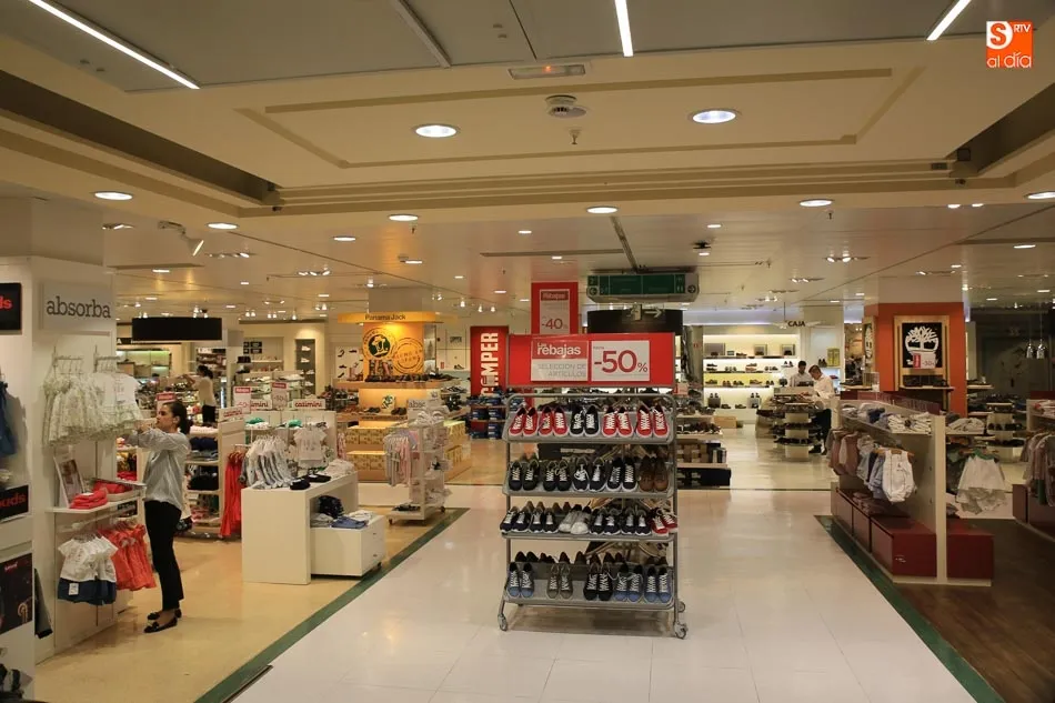 Foto 7 - As&iacute; se preparan las rebajas en El Corte Ingl&eacute;s de Salamanca