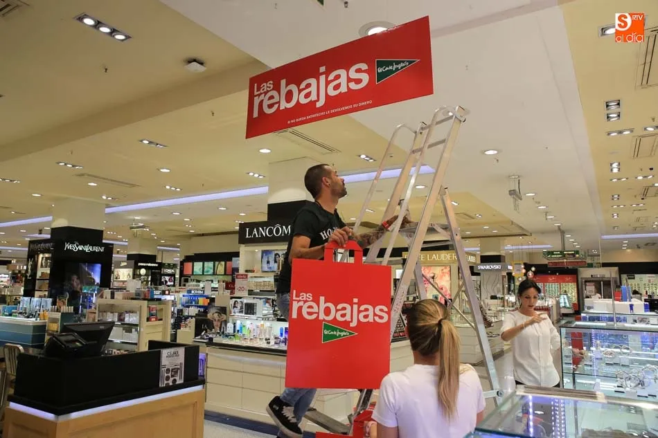 Foto 5 - As&iacute; se preparan las rebajas en El Corte Ingl&eacute;s de Salamanca