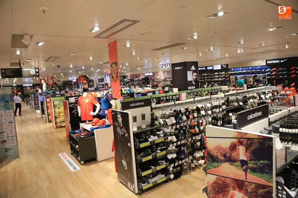 Foto 3 - As&iacute; se preparan las rebajas en El Corte Ingl&eacute;s de Salamanca