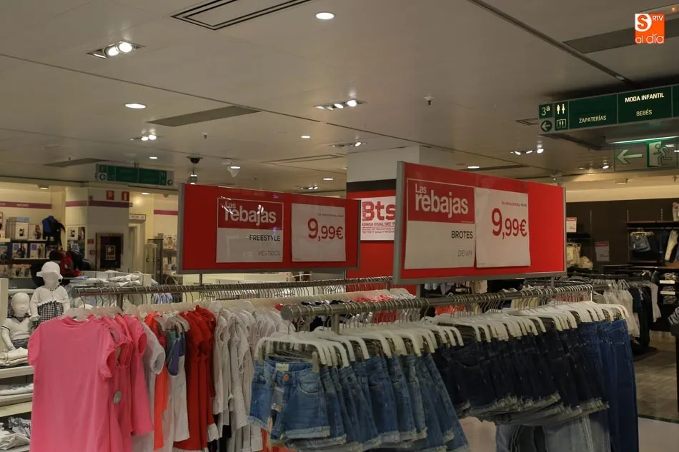 Foto 2 - As&iacute; se preparan las rebajas en El Corte Ingl&eacute;s de Salamanca