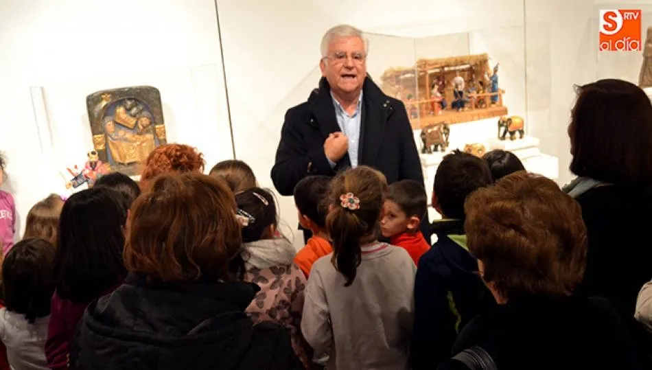 Basanta, dirigiéndose a un grupo de escolares en una exposición de Belenes.