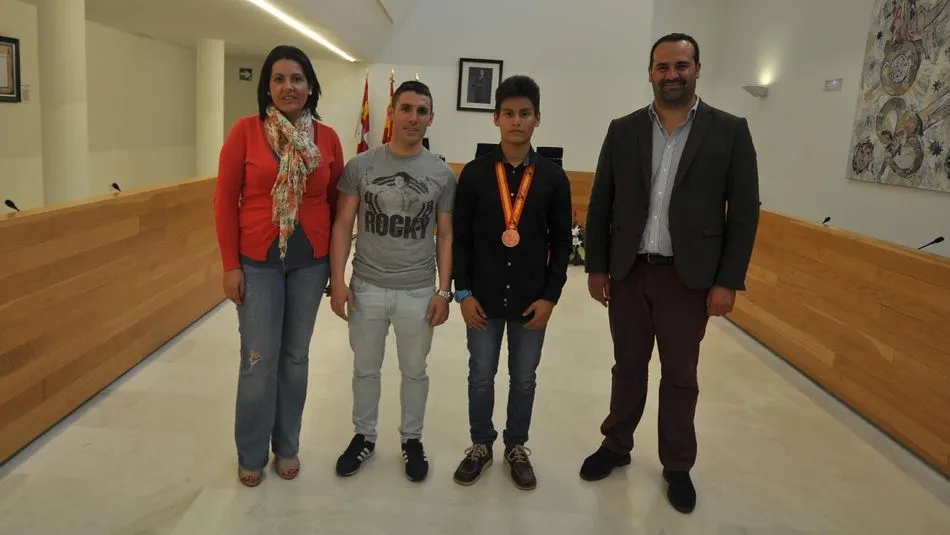 El alcalde y la concejal Silvia González junto al judoca y su entrenador.