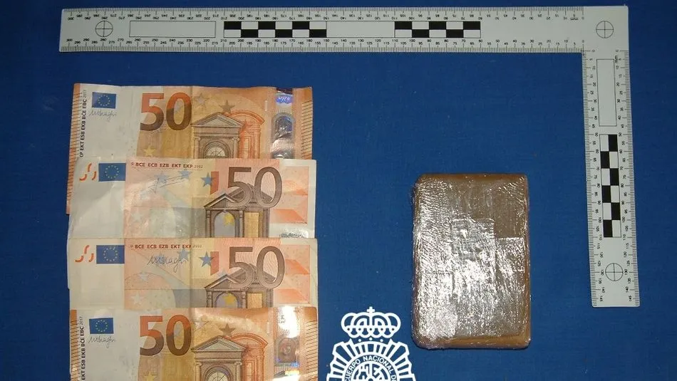 Tableta de droga y dinero intervenidos.