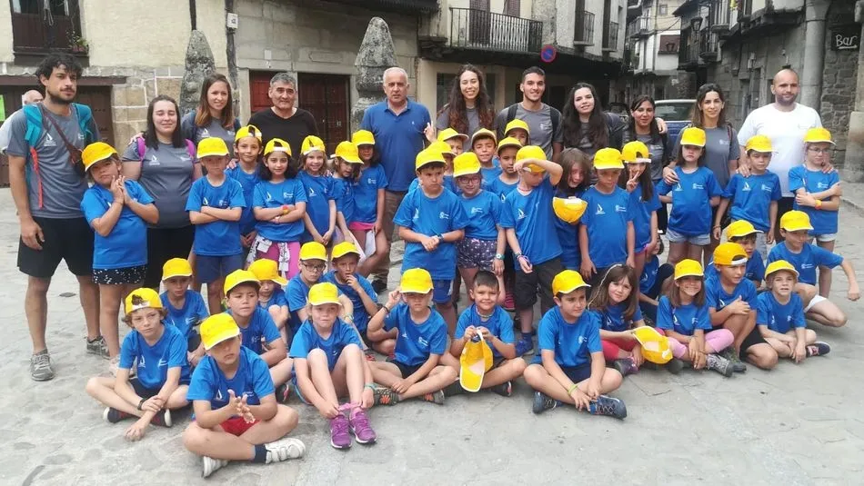 Foto de familia de los participantes y monitores con el diputado Ortiz.