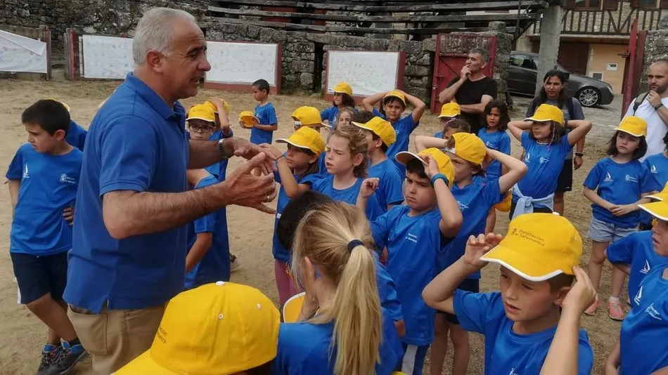 Foto 2 - El diputado de Deportes visita a los participantes del campamento de La Legoriza  