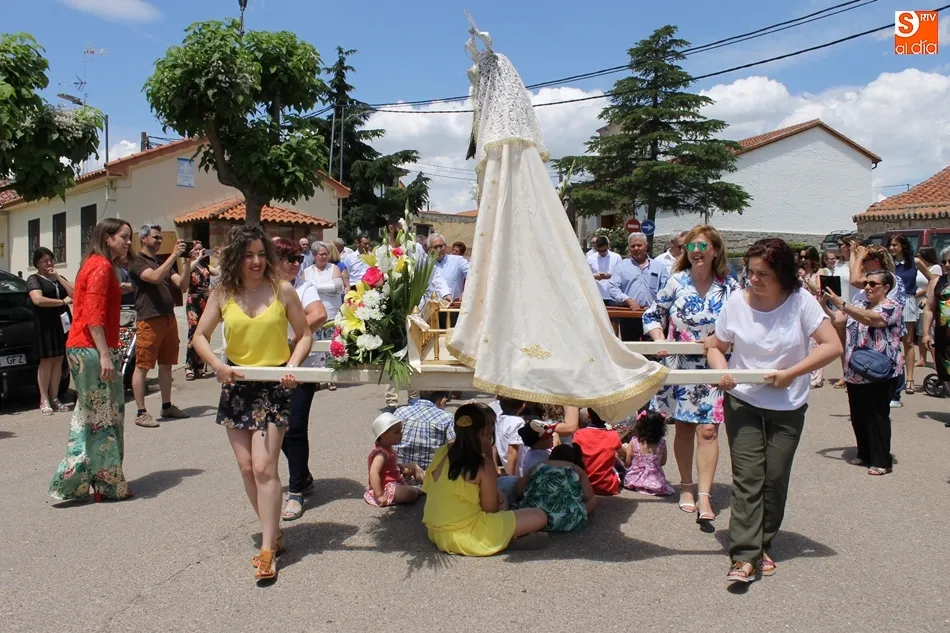 Foto 10 - D&iacute;a grande en San Pedro del Valle con una animada subasta de pendones y procesi&oacute;n del patr&oacute;n