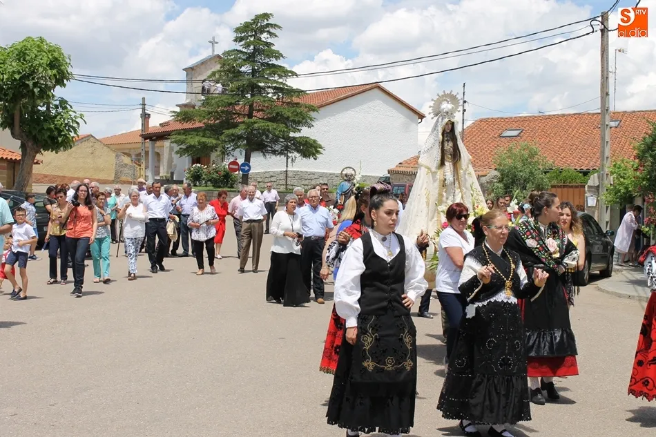 Foto 9 - D&iacute;a grande en San Pedro del Valle con una animada subasta de pendones y procesi&oacute;n del patr&oacute;n