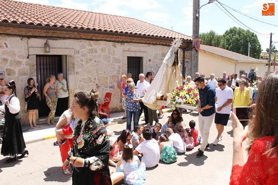 Foto 6 - D&iacute;a grande en San Pedro del Valle con una animada subasta de pendones y procesi&oacute;n del patr&oacute;n