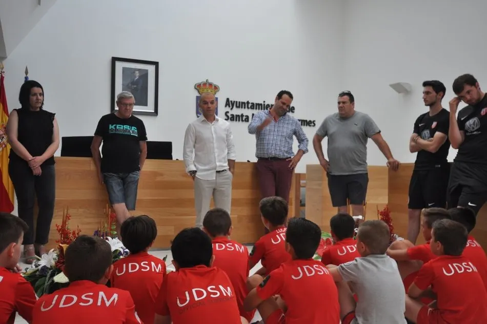 Foto 3 - Recepci&oacute;n en el Ayuntamiento de Santa Marta a los equipos de Regional y Benjam&iacute;n A