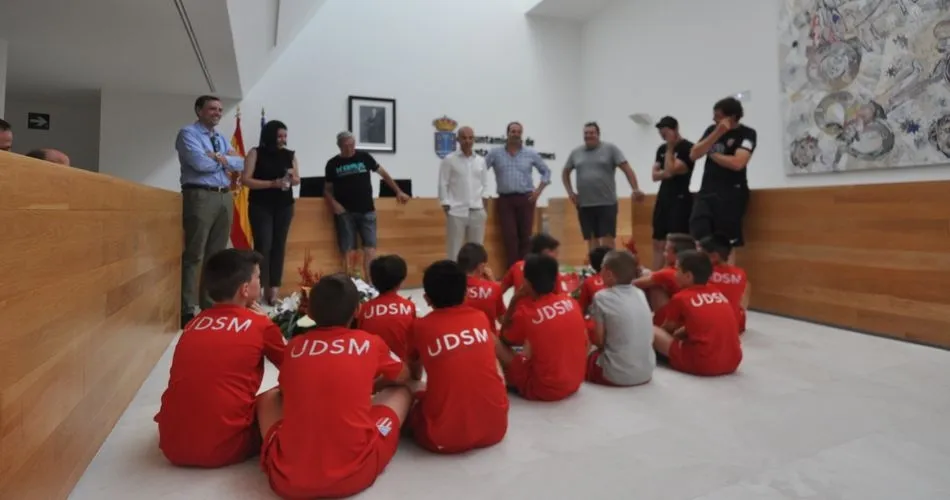 Foto 2 - Recepci&oacute;n en el Ayuntamiento de Santa Marta a los equipos de Regional y Benjam&iacute;n A