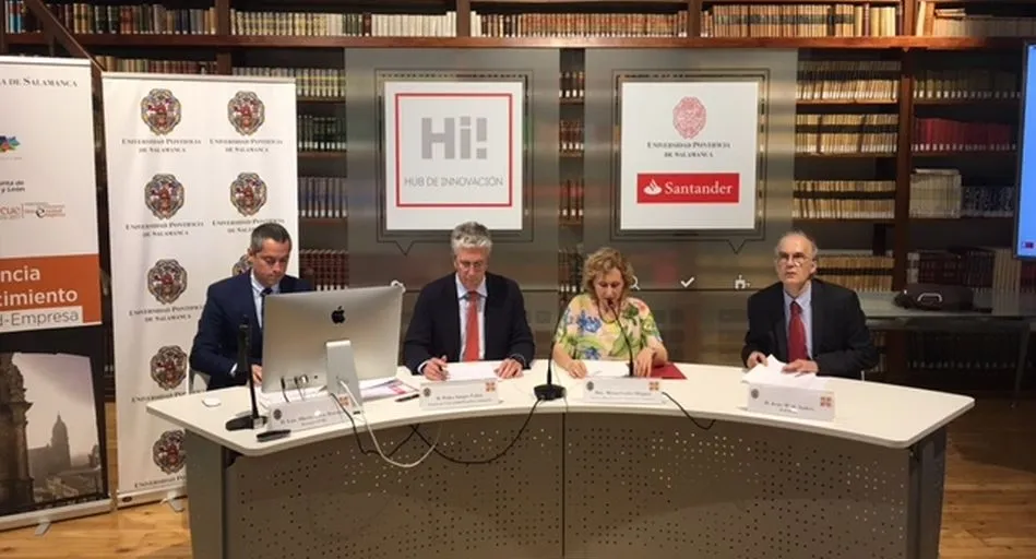 Mesa presidencial del acto