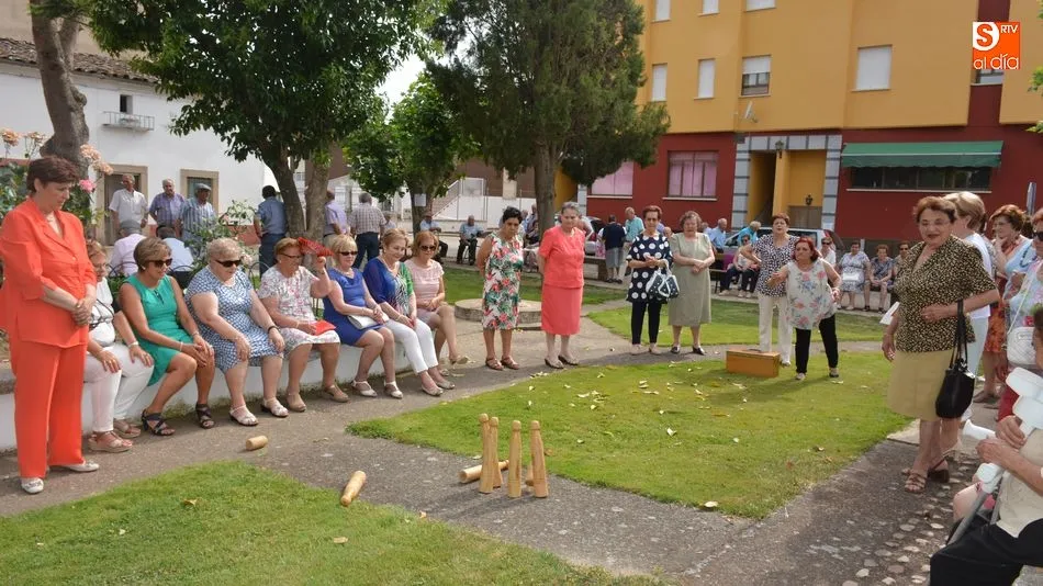 Un grupo de mujeres jugando a los bolos en el parque / E. Corredera