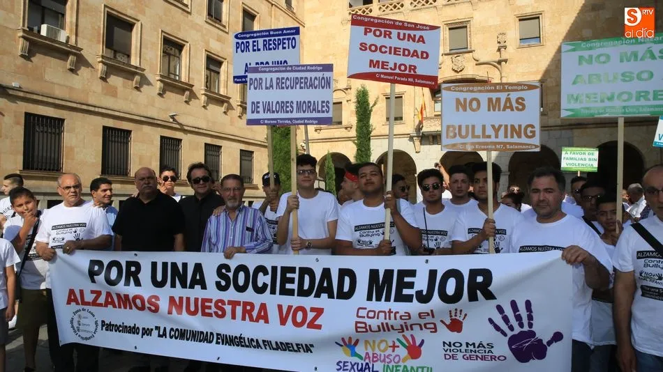 Numerosos miembros de la comunidad gitana se han unido a la Marcha Solidaria. Foto: Alberto Martín