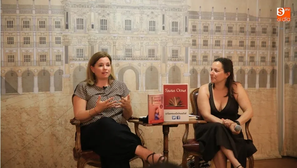 Iria Marañon ha presentado su libro junto a Raquel López, de Adavas. Foto: Alberto Martín