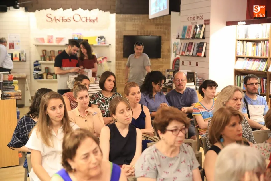 Foto 4 - Iria Mara&ntilde;&oacute;n presenta &lsquo;Educar en el feminismo&rsquo; en la librer&iacute;a Santos Ochoa  