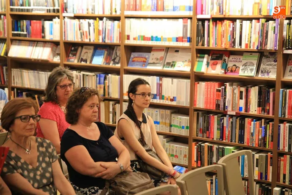 Foto 3 - Iria Mara&ntilde;&oacute;n presenta &lsquo;Educar en el feminismo&rsquo; en la librer&iacute;a Santos Ochoa  