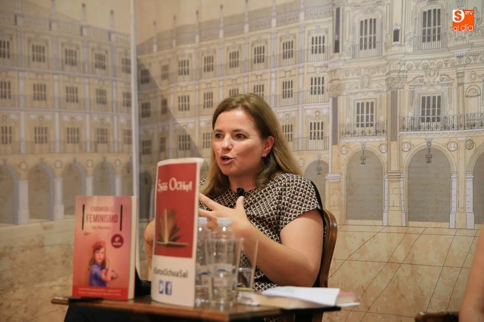 Foto 2 - Iria Mara&ntilde;&oacute;n presenta &lsquo;Educar en el feminismo&rsquo; en la librer&iacute;a Santos Ochoa  