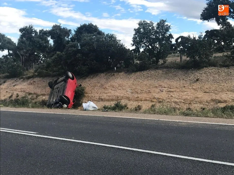 Foto 4 - Herida una mujer de 46 a&ntilde;os al volcar su veh&iacute;culo en Terradillos