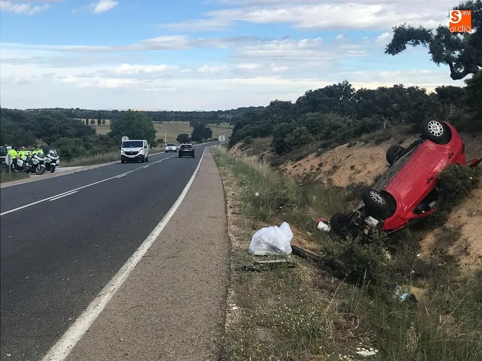 Foto 3 - Herida una mujer de 46 a&ntilde;os al volcar su veh&iacute;culo en Terradillos
