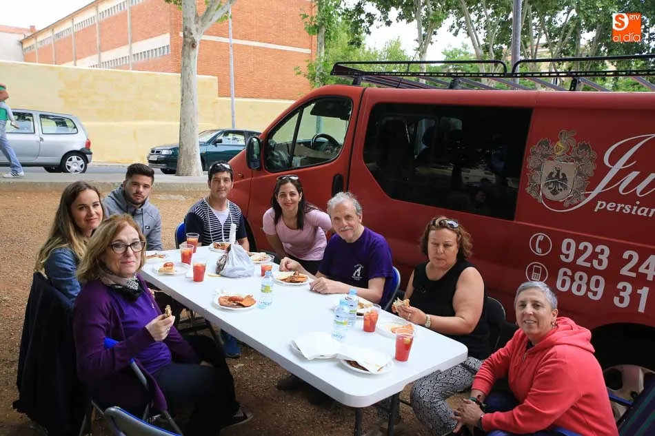 Foto 2 - Sigue la fiesta en Pizarrales con una multitudinaria parrillada&nbsp;