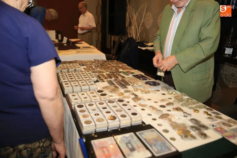 Muestras de billetes y monedas de la convención de numismática / Foto: Alberto Martín