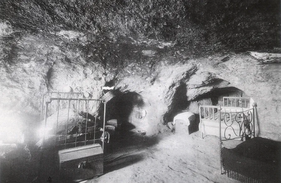 Foto 2 - La misteriosa cueva del Campus Unamuno