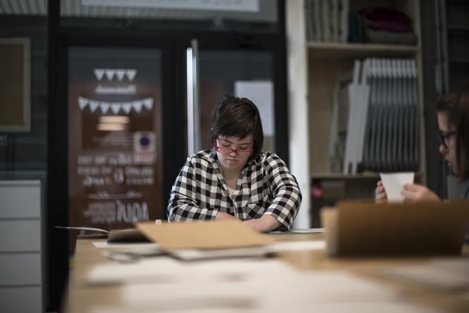 Dos jóvenes en el taller de encuadernación de la Asociación Down Salamanca.