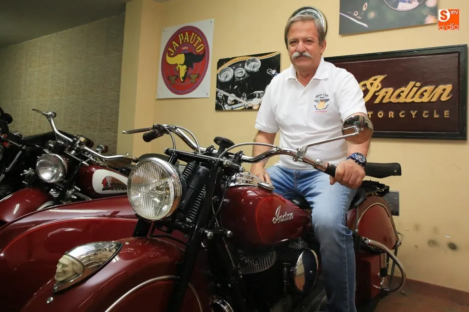 Alfonso Serrano posee una importante colección de motos clásicas. Foto: Alberto Martín
