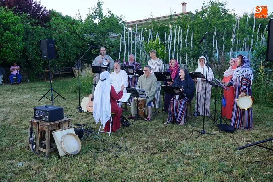 El grupo Mora y Majuelo ofreció una selección de música sefardí para iniciar el concierto