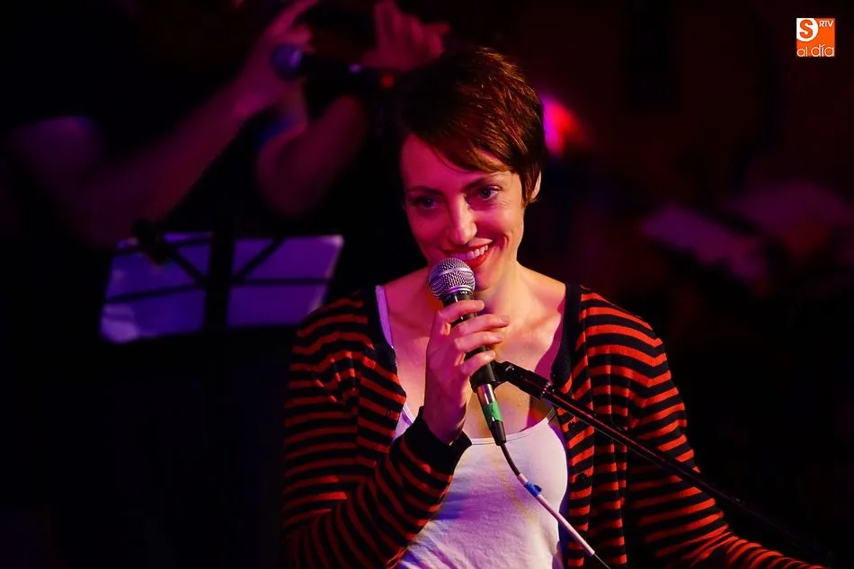 Foto 5 - Lisa Anderson llena de emociones la plaza de Las Espe&ntilde;itas