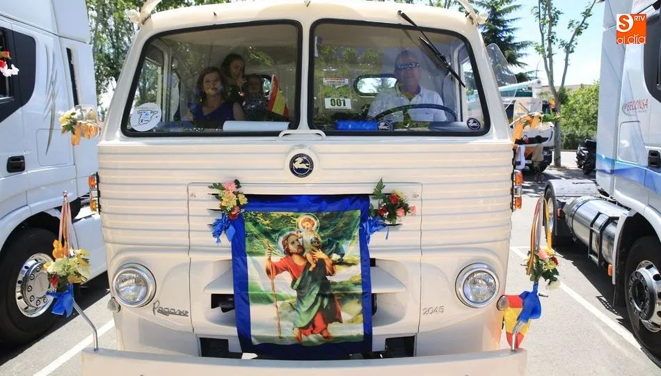 Los vehículos, engalanados para celebrar a San Cristóbal. Fotos: Alberto Martín