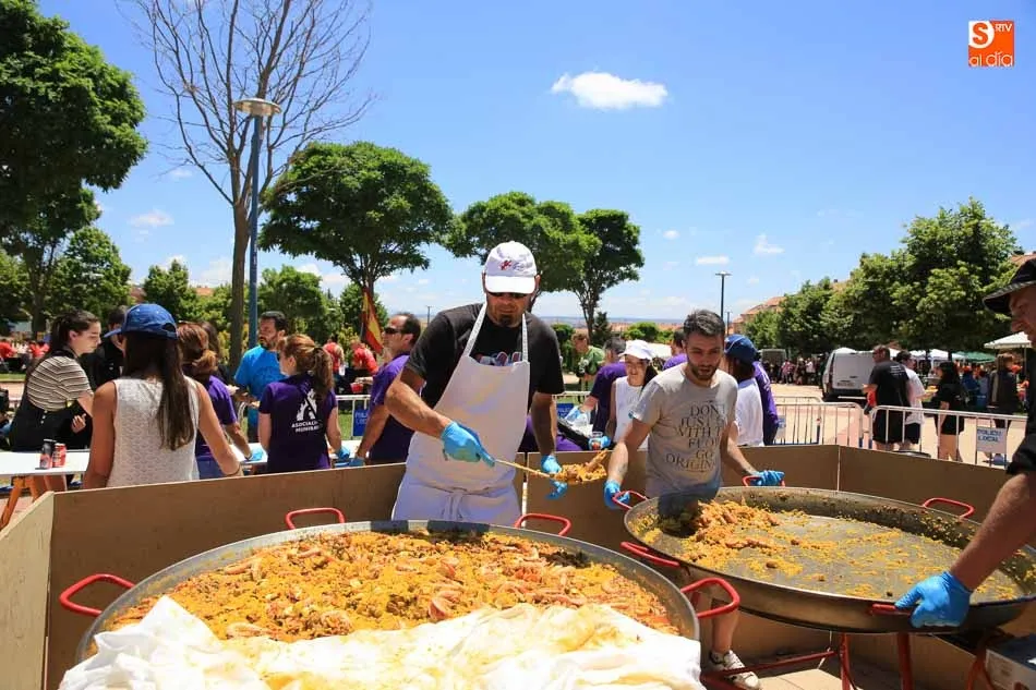 Foto 9 - Gran ambiente festivo en la tradicional paella de Pizarrales