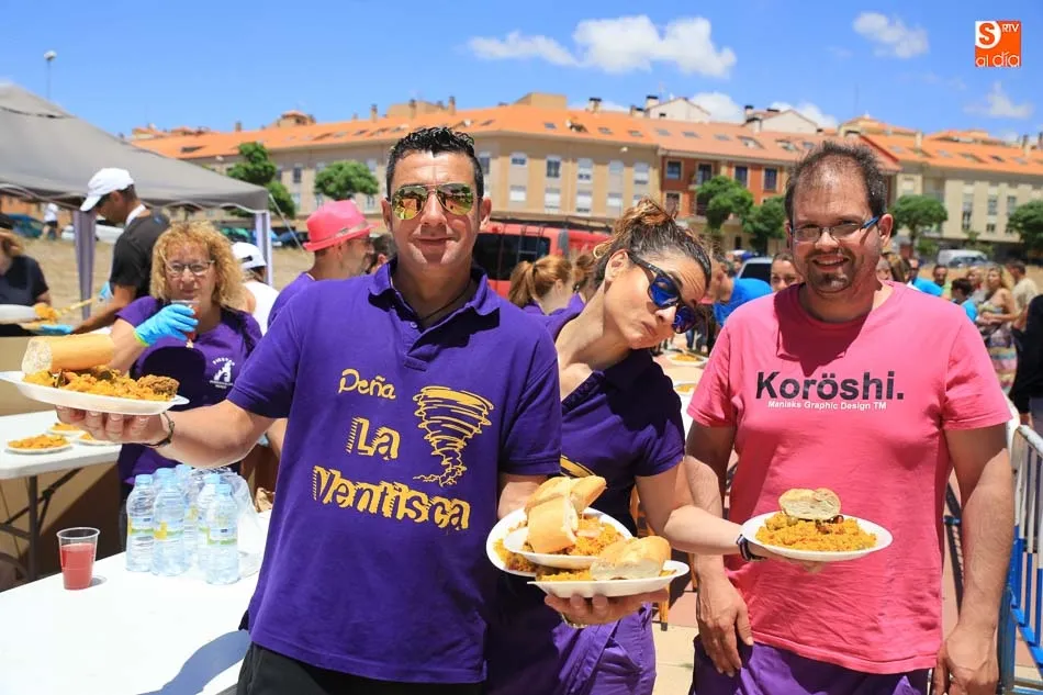 Foto 8 - Gran ambiente festivo en la tradicional paella de Pizarrales