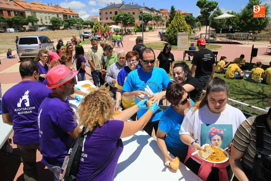 Foto 7 - Gran ambiente festivo en la tradicional paella de Pizarrales
