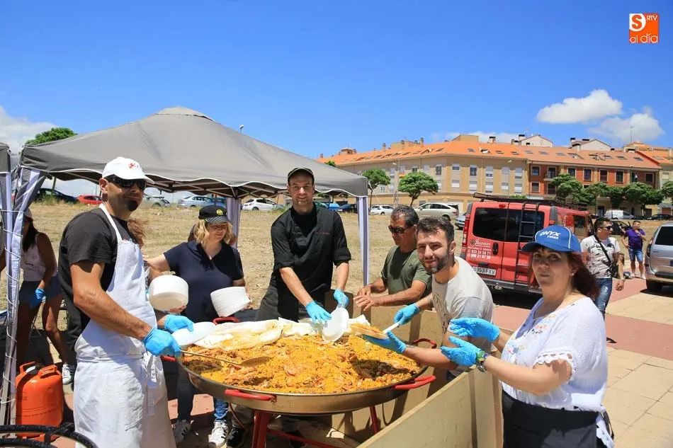 Foto 2 - Gran ambiente festivo en la tradicional paella de Pizarrales