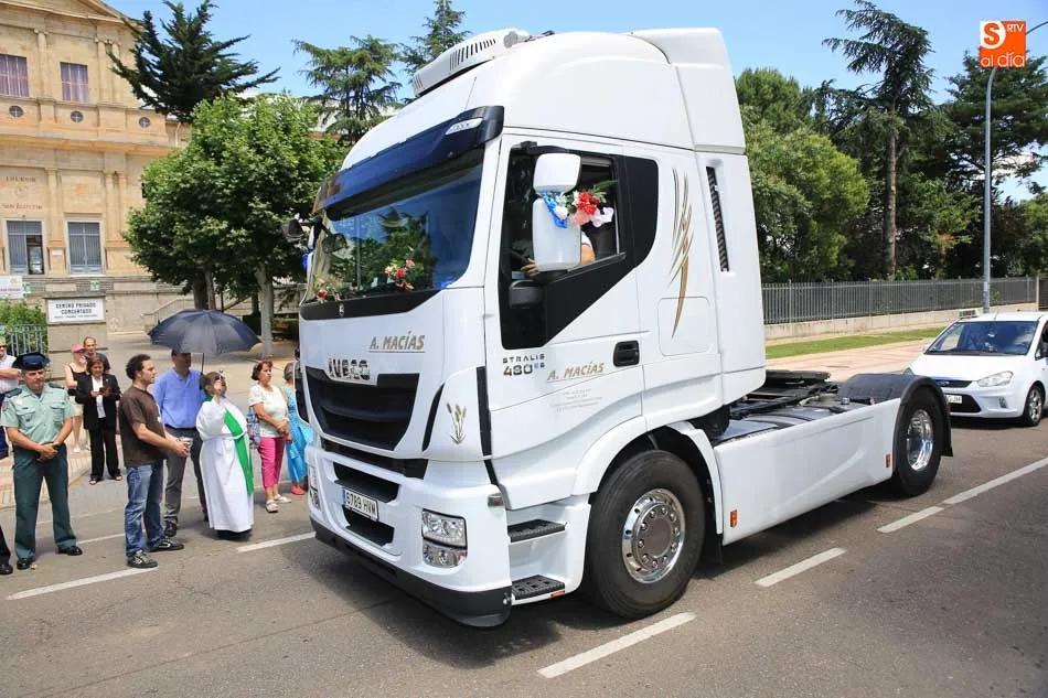 Foto 10 - Conductores y profesionales del volante mantienen la tradicional fiesta de San Crist&oacute;bal
