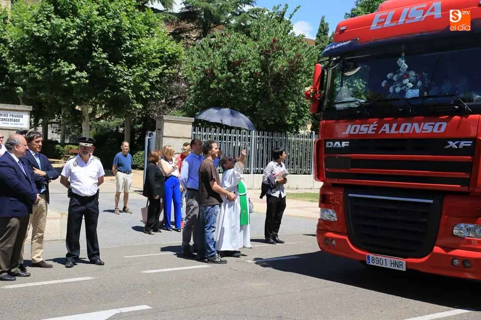 Foto 7 - Conductores y profesionales del volante mantienen la tradicional fiesta de San Crist&oacute;bal