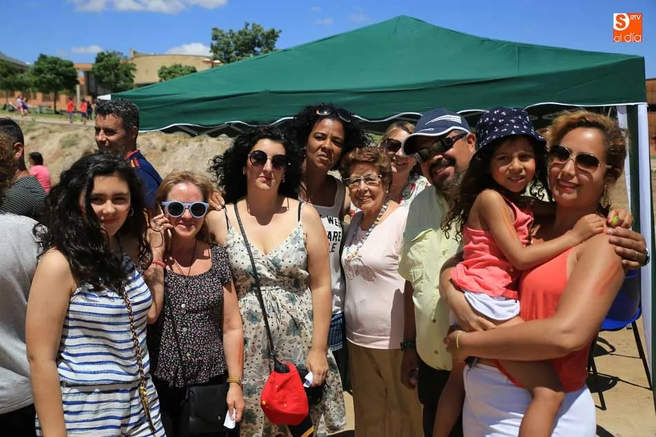 Foto 9 - Los vecinos de Huerta Otea despiden sus fiestas con una gran paella popular