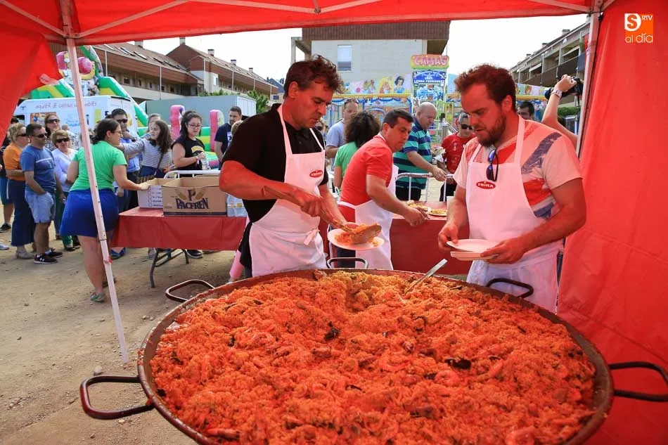 Foto 7 - Los vecinos de Huerta Otea despiden sus fiestas con una gran paella popular