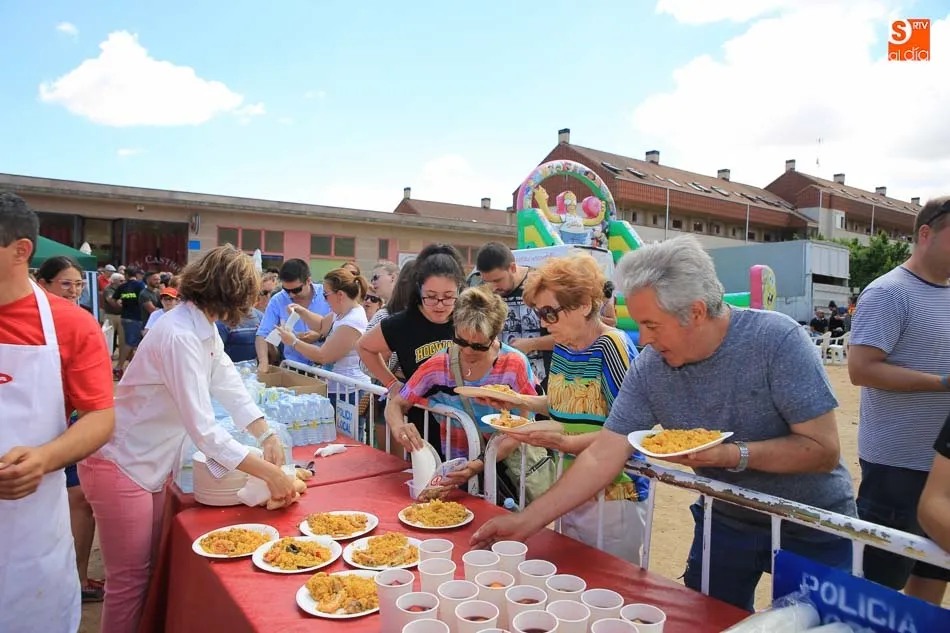 Foto 6 - Los vecinos de Huerta Otea despiden sus fiestas con una gran paella popular