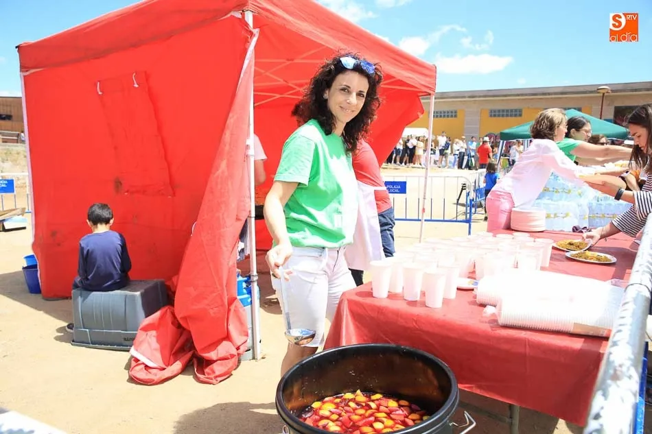 Foto 5 - Los vecinos de Huerta Otea despiden sus fiestas con una gran paella popular