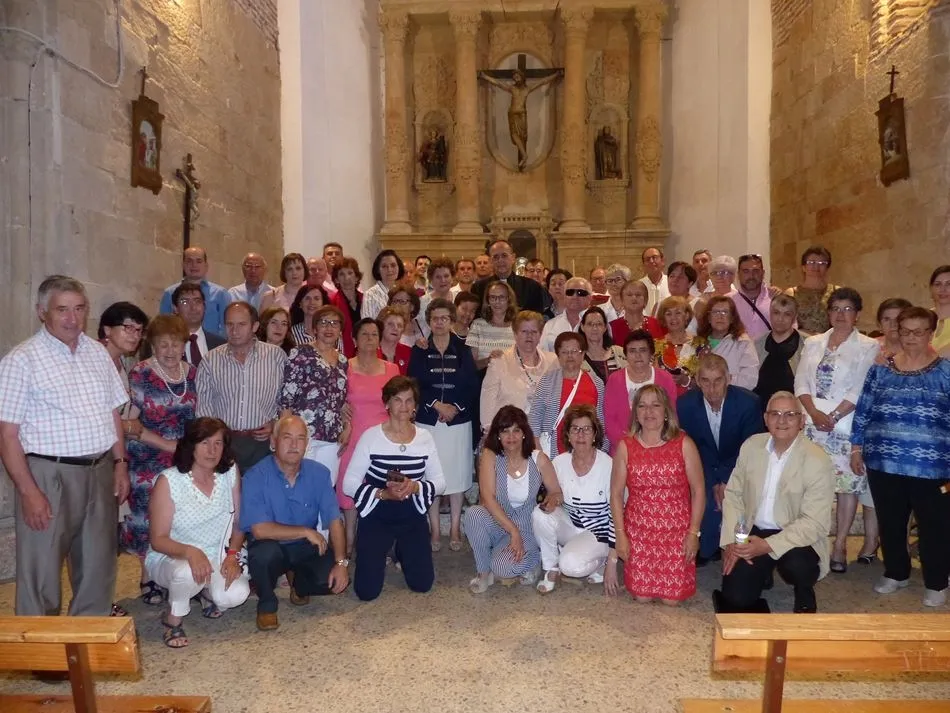El obispo, en el centro, con vecinos de Villoria