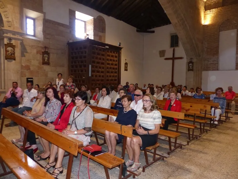 Foto 10 - El obispo de Salamanca comparte varios d&iacute;as con los vecinos de Las Villas