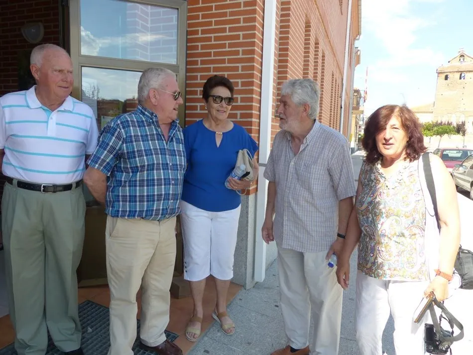 Foto 8 - El obispo de Salamanca comparte varios d&iacute;as con los vecinos de Las Villas