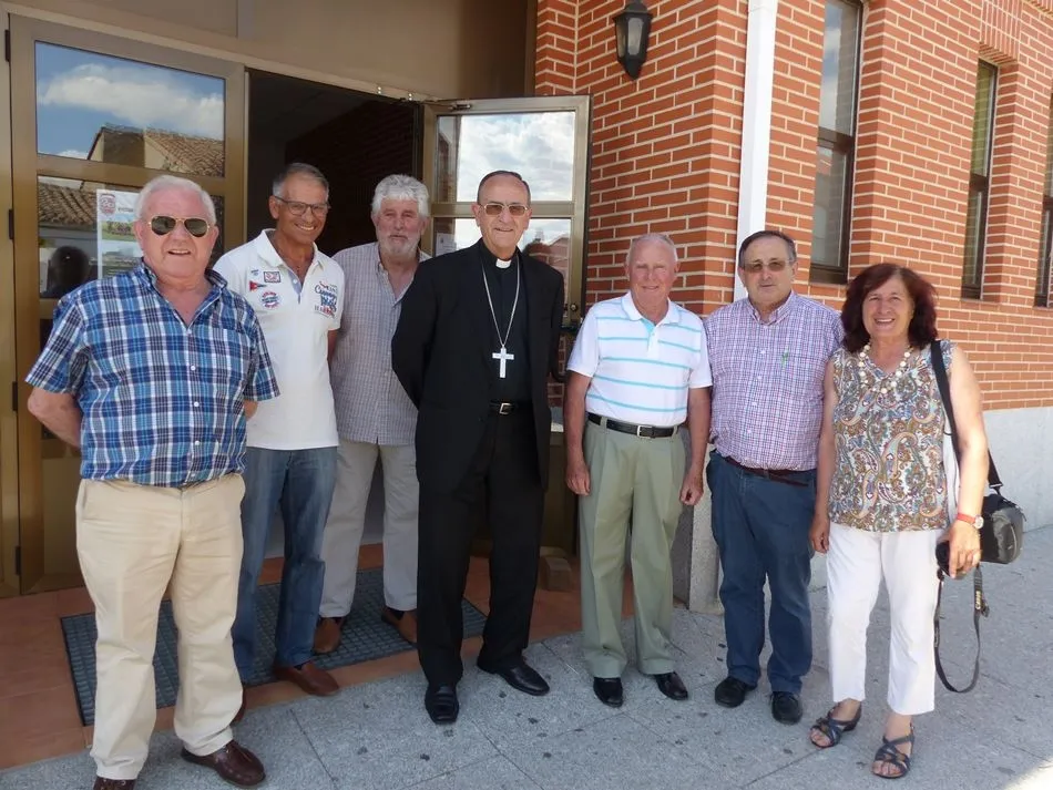 Foto 7 - El obispo de Salamanca comparte varios d&iacute;as con los vecinos de Las Villas